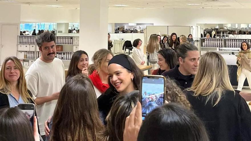 Rosalía aparece por sorpresa en la sede de Inditex en Arteixo