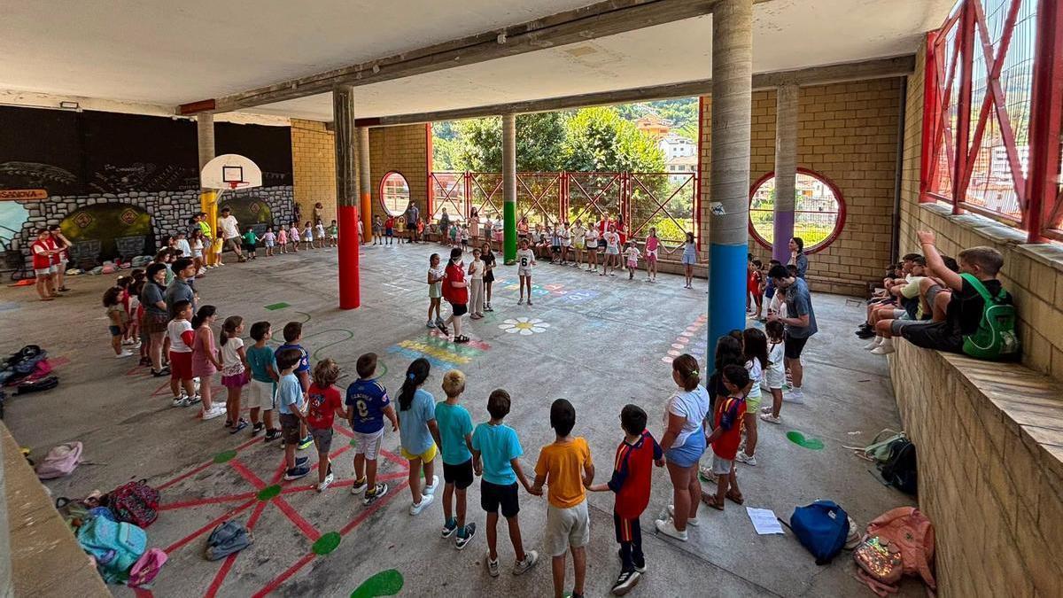 Asistentes a la colonias urbanas "Espacer" que se celebraron en Cangas del Narcea durante el verano.