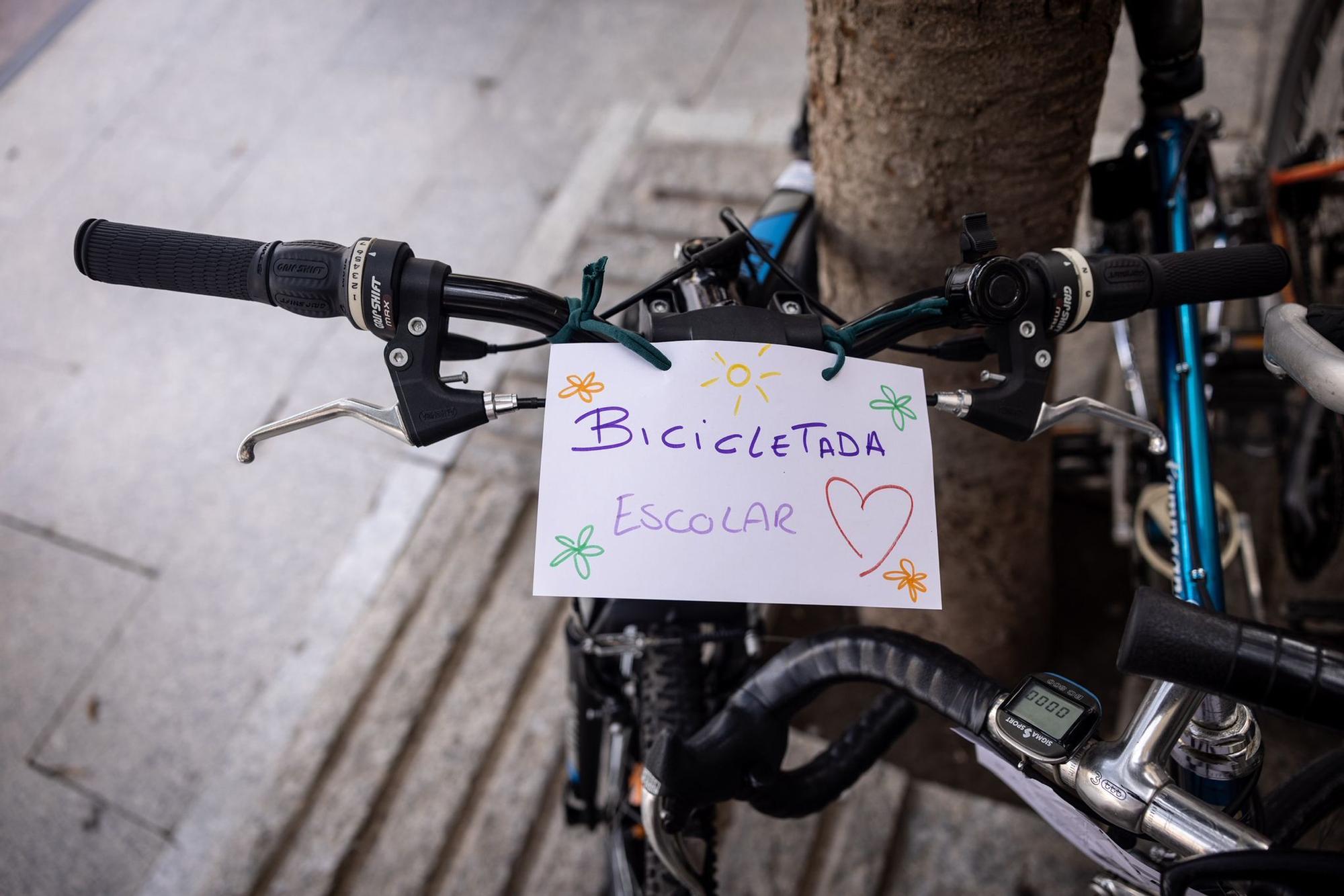 En imágenes | La tradicional bicicletada escolar toma las calles de Zaragoza este domingo