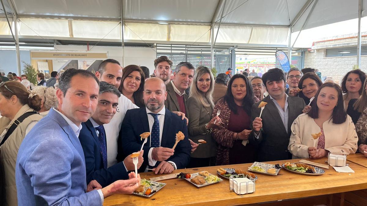 Cientos de personas se han dado cita en la Feria de la patata asada en Bujalance.