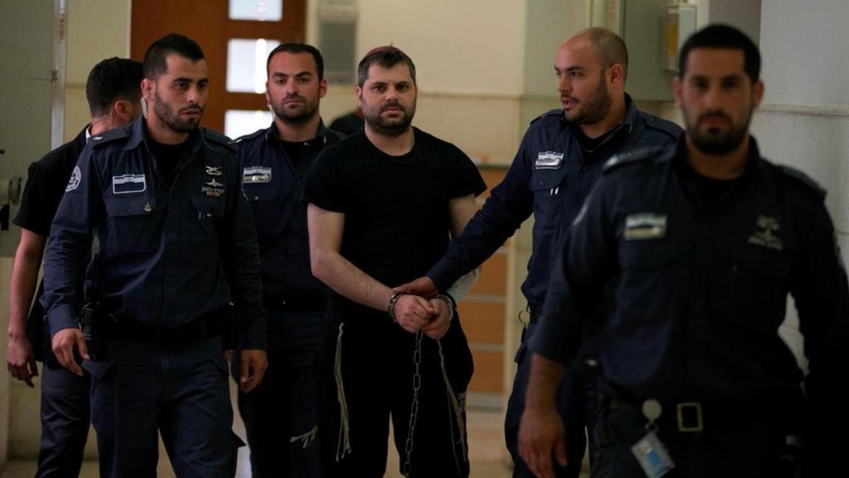 Yosef Ben David es conducido a la sala del tribunal que le ha condenado a cadena perpetua.