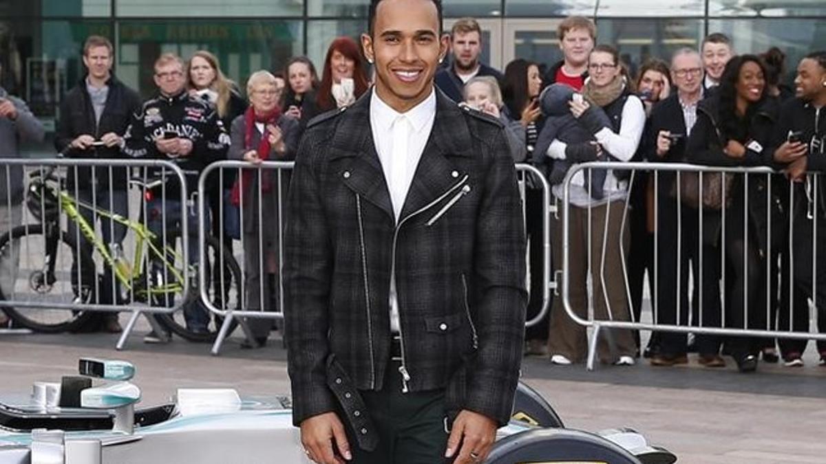 dcaminal27958075 formula one champion lewis hamilton poses for phot160120114912