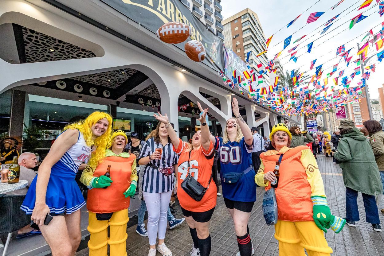 Los británicos desafían a la lluvia y celebran su "Fancy Dress Party" en Benidorm