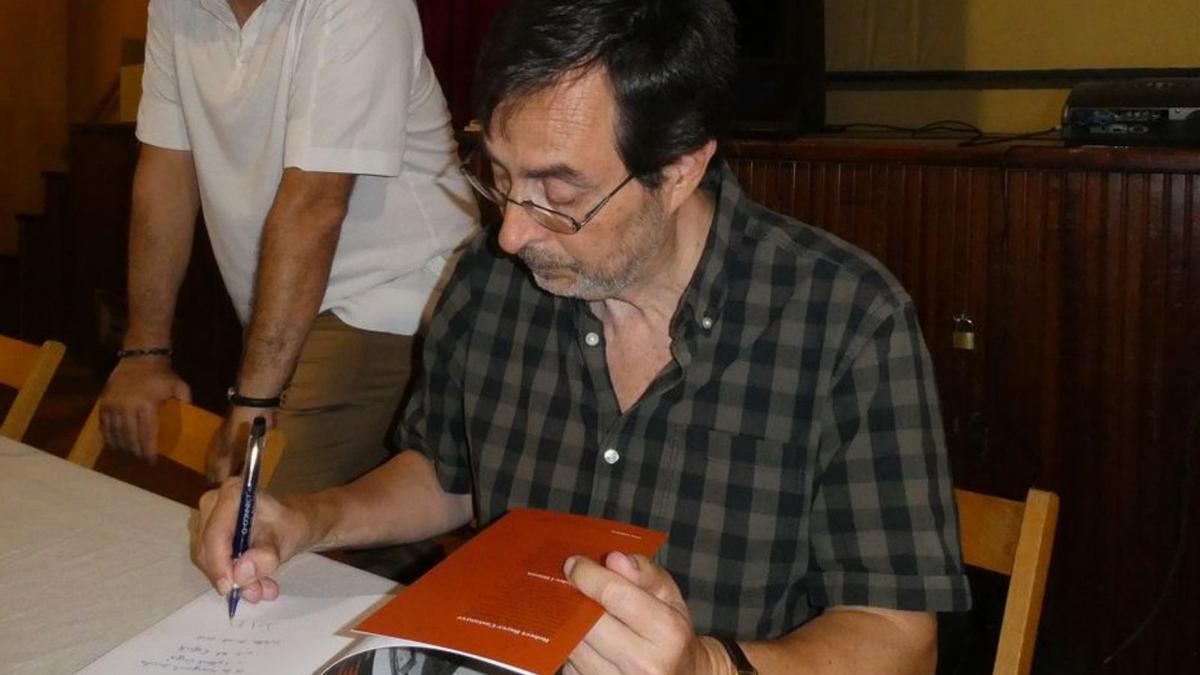 L’historiador Santi Soler, signant un exemplar del llibre. | DDG