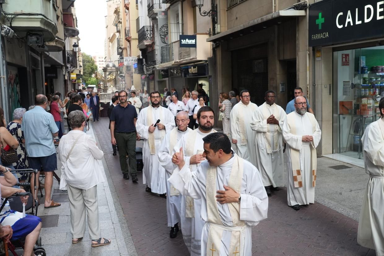 Castelló recibe con honores al Santísimo en la procesión del Corpus Christi