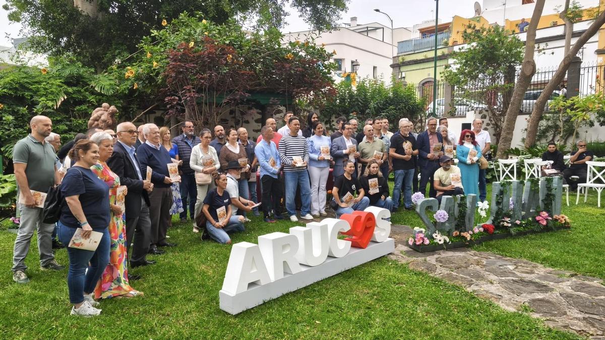 Juan Jesús Facundo, con compañeros y artistas., este miécoles en la presentación de San Juan 2026.
