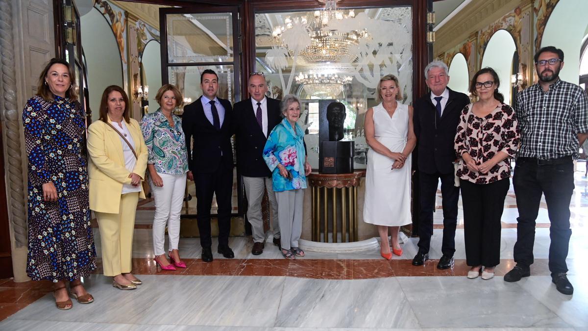 Pedro Quevedo descubre el busto del Hotel Santa Catalina junto a su autora, familiares del arquitecto, el director del hotel y uno de los creadores de la web.