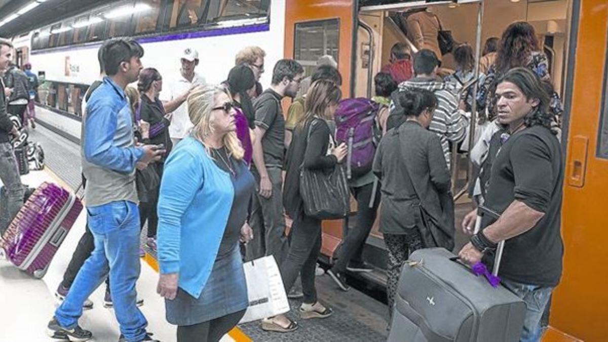 Viajeros de Cercanías suben a un tren en la estación de Sants cuando se inició la normalización del servicio tras el incidente del jueves.