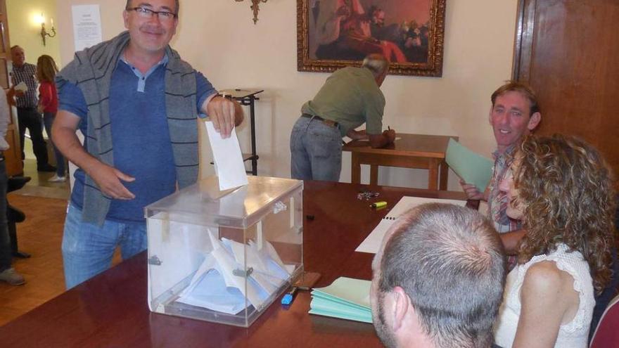 &quot;Toño el de Mestas&quot; vota en las elecciones a celadores.