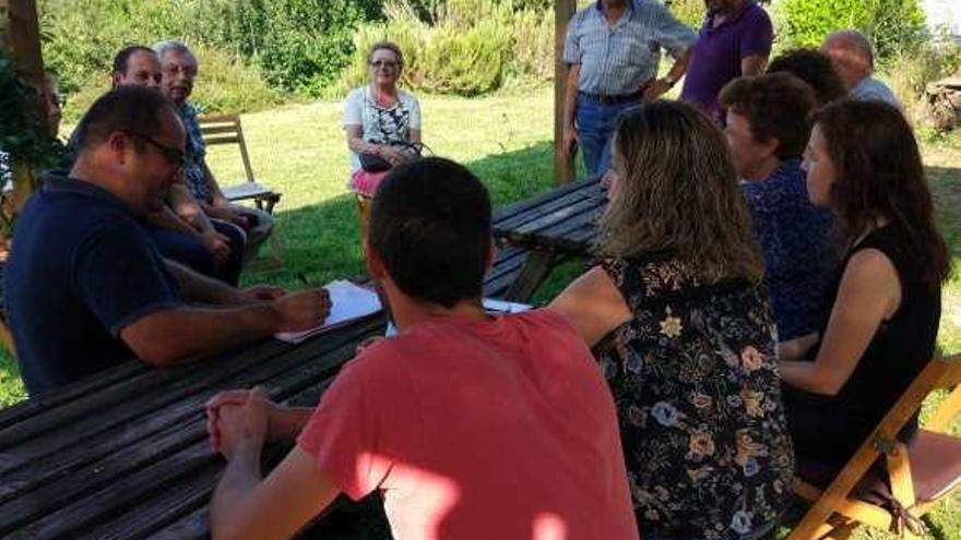 Vecinos de Trabadela, en la tarde de ayer, reunidos en el lugar.