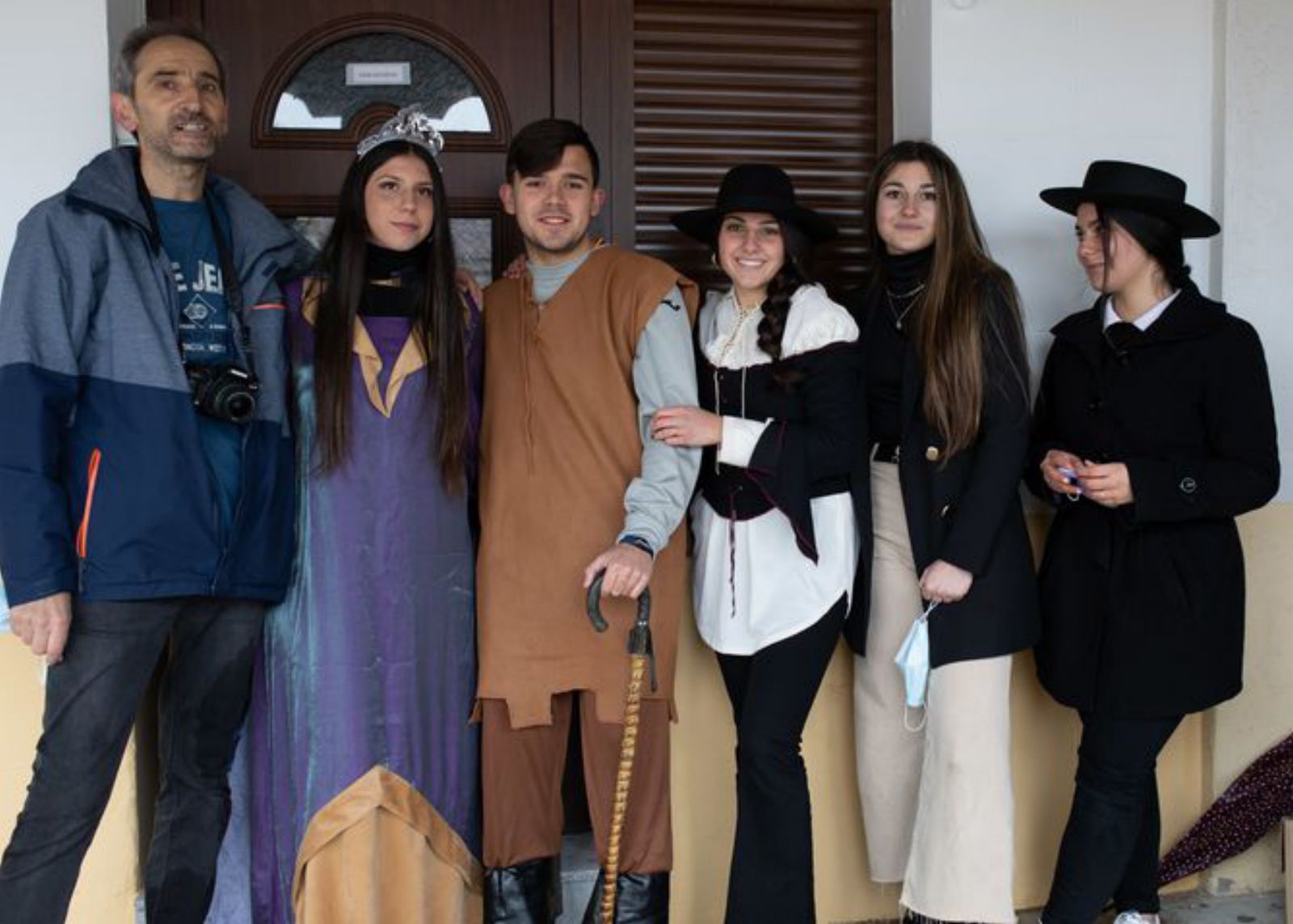 El director del IES Fuentesaúco junto a alumnos recreando personajes