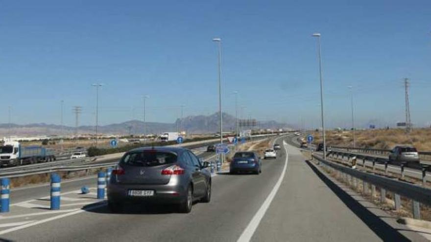 Vehículos accediendo a la circunvalación de Alicante en dirección a la Universidad desde la autovía de Madrid, ayer.