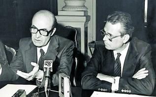 José García Pérez, director del Colegio Público Bergamín, con el alcalde Pedro Aparicio en 1985, con motivo del 70 aniversario de este veterano centro de La Trinidad.