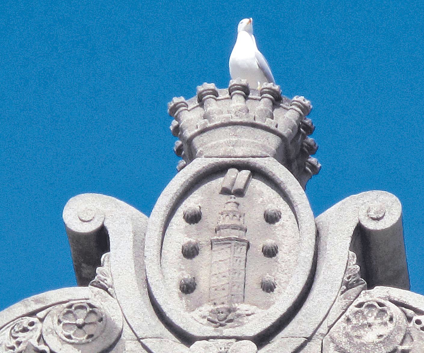 Escudo en el instituto Eusebio da Guarda, en la plaza de Pontevedra.
