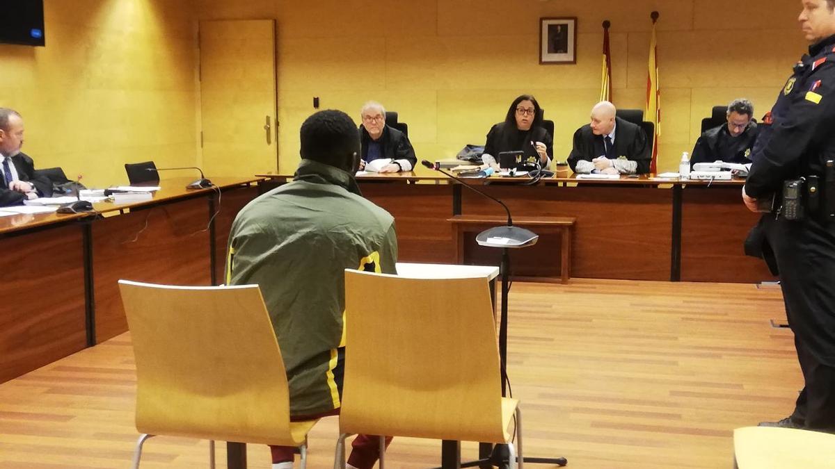 El condemnat, d'esquenes, durant el judici a l'Audiència de Girona.