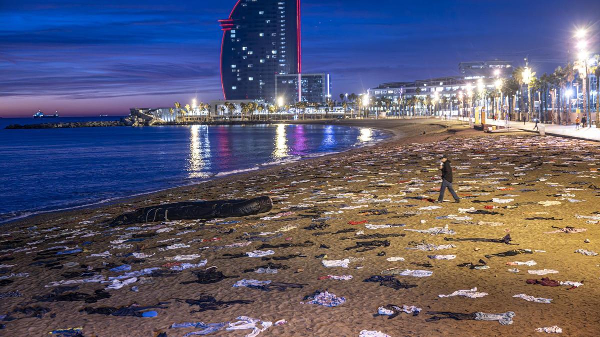 Open Arms hace una protesta en la playa de Sant Sebastià de la Barceloneta para denunciar las 2.600 muertes de migrantes de este año en el Mediterráneo.