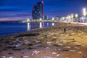 Open Arms hace una protesta en la playa de Sant Sebastià de la Barceloneta para denunciar las 2.600 muertes de migrantes de este año en el Mediterráneo.