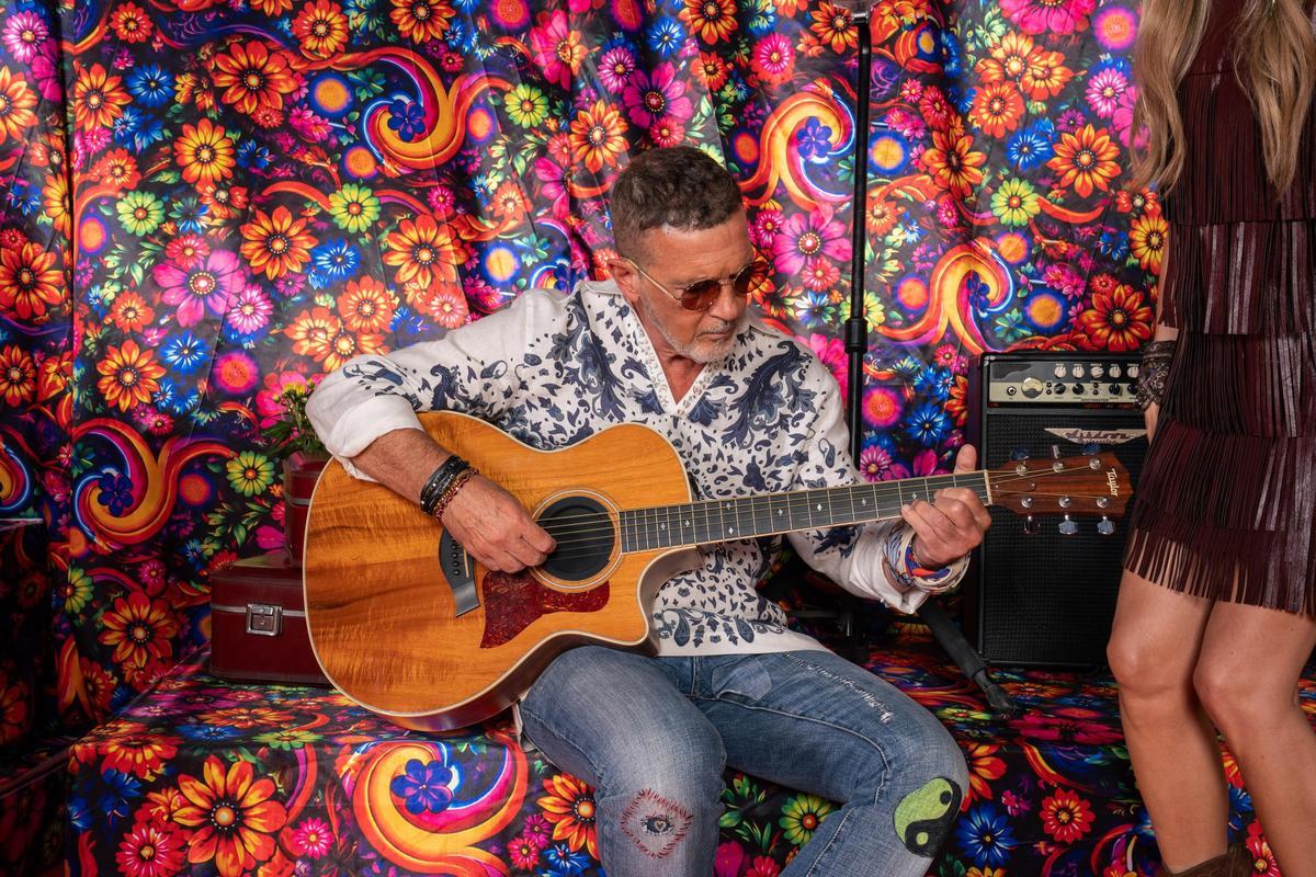 Antonio Banderas, con la guitarra, en el photcall de Starlite.