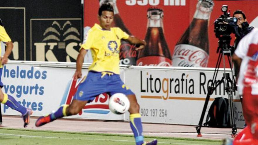 Jonathan Viera, en el momento de golpear el balón camino del fondo de la portería del Alcoyano, en el último minuto del partido.