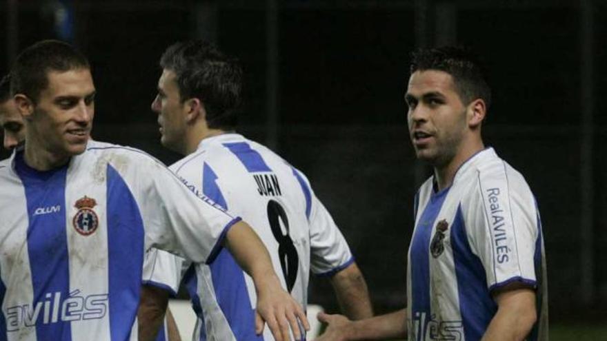 Naya, felicitado por Borja Prieto tras marcar un gol la pasada campaña.