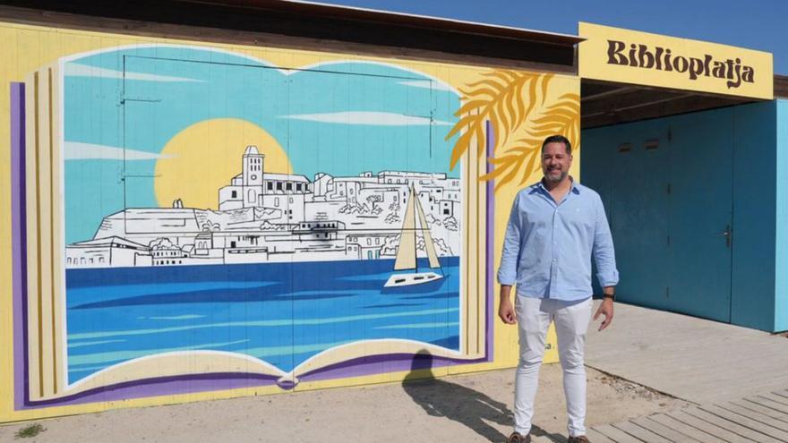 Rubén Sousa, frente a las instalaciones de ‘Biblioplatja’. | A. E.