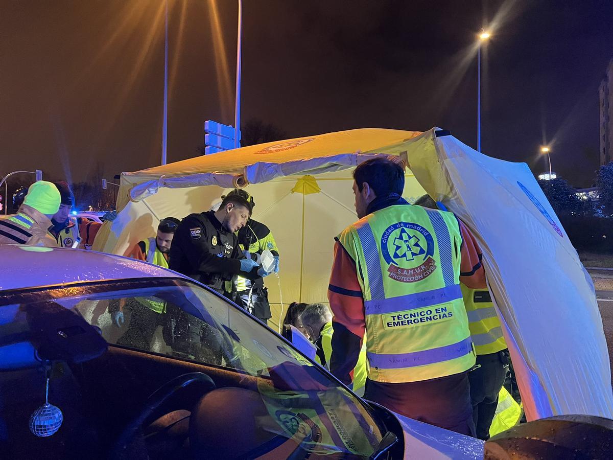 Servicios de Emergencia atendiendo al motorista atropellado.