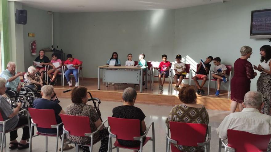 El CEIP Hernández Ardieta y el Centro de Día de Roldán llevan a cabo el proyecto Mis abuelos y yo