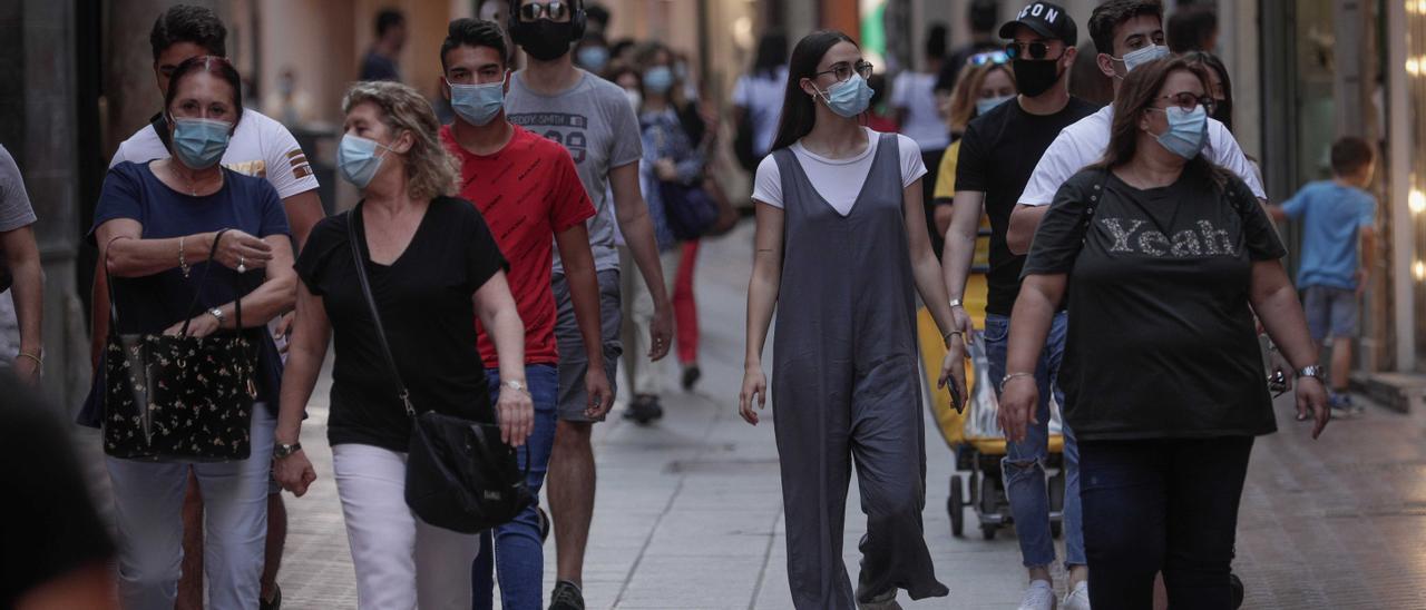 Gente paseando por el centro de Palma.