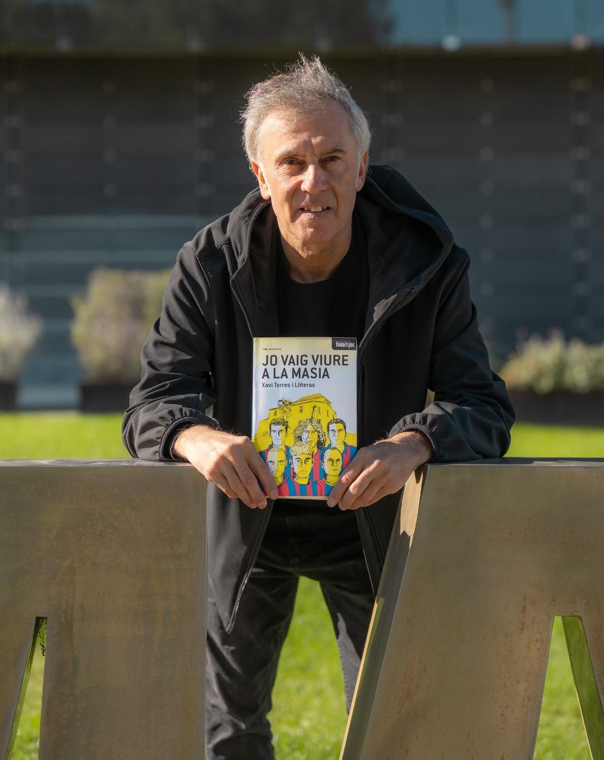 Xavi Torres a les instal·lacions de la Masia, amb el llibre.