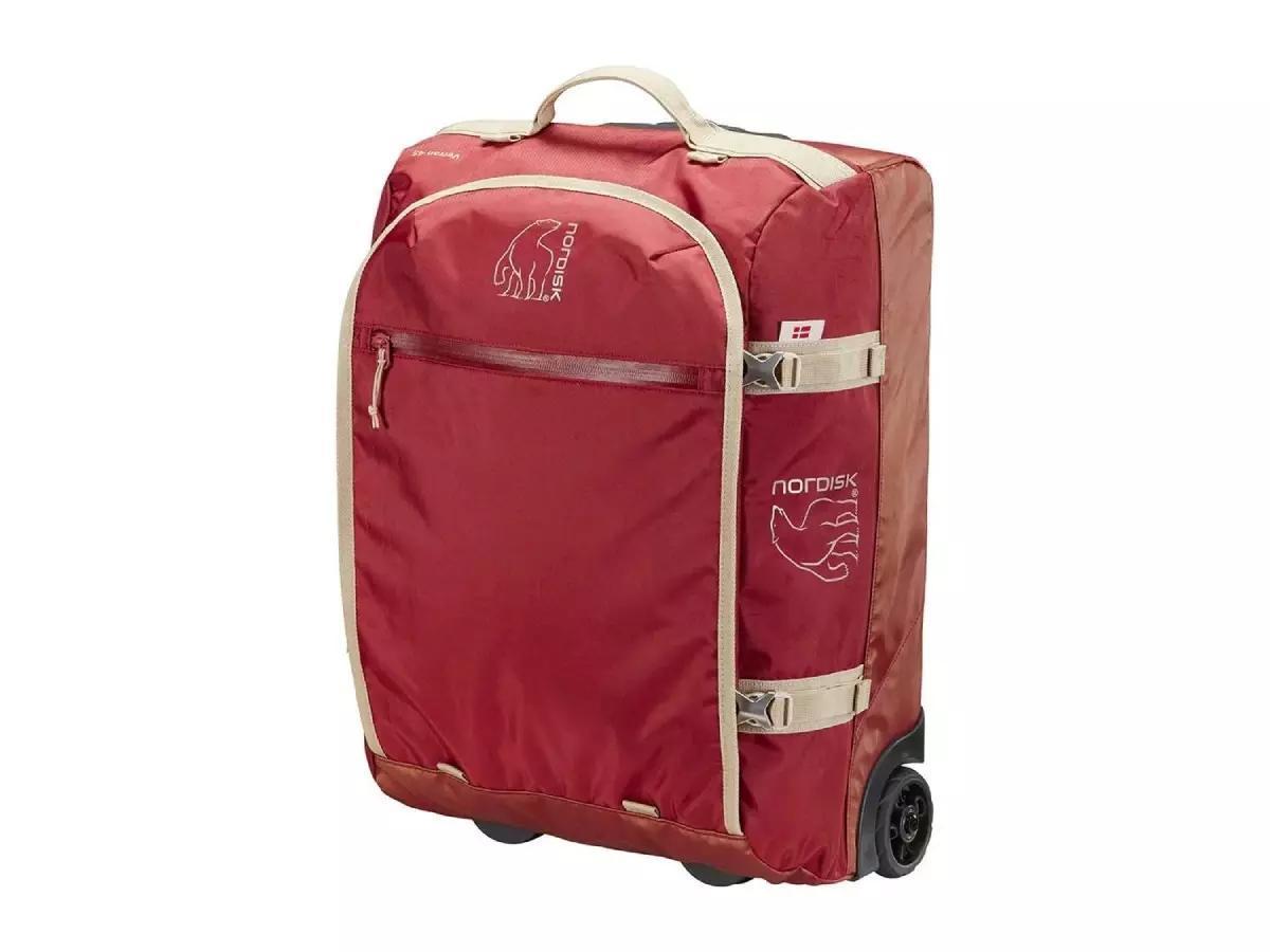 La maleta en color rojo.