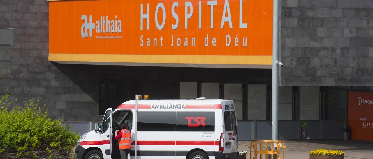 Una ambulància a l&#039;hospital Sant Joan de Déu, de Manresa