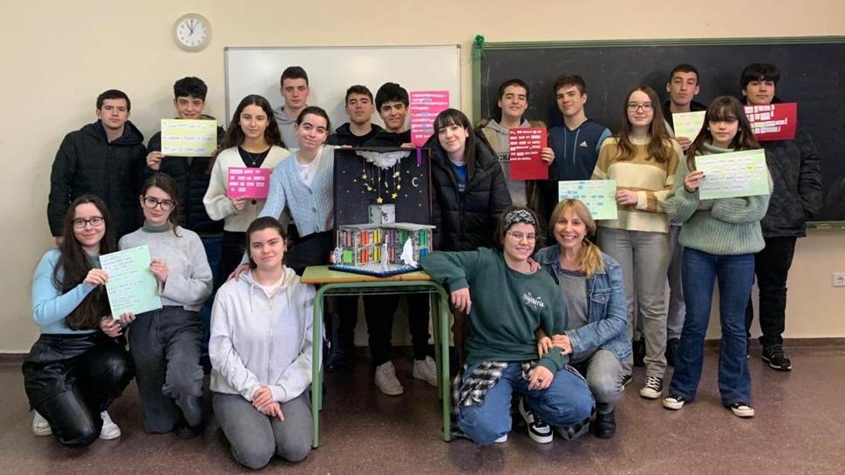 Los estudiantes del IES de Llanera con sus trabajos poéticos.