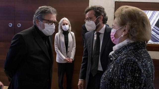 Barcelona. 14.12.2021. Sociedad. Entrega del premio Català de l’any que otorga El Periódico de Catalunya. En la foto, el presidente de Prensa Ibérica y su mujer, Javier Moll, Arancha Sarasola y el CEO Aitor Moll saludando a Jaume Plensa. Fotografía de Barcelona. 14.12.2021. Sociedad. Entrega del premio Català de l’any que otorga El Periódico de Catalunya. En la foto, el presidente de Prensa Ibérica y su mujer, Javier Moll, Arancha Sarasola y el CEO Aitor Moll saludando a Jaume Plensa. Fotografía de Jordi Cotrina
