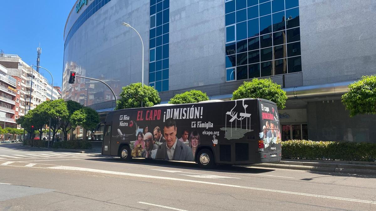 El autobús de Hazte Oír, ayer, por el centro de Badajoz.