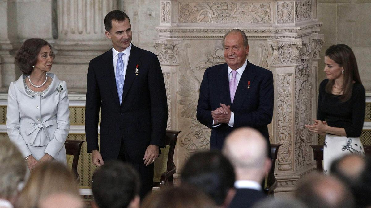 El rey Juan Carlos y Felipe, el 18 de junio de 2014, tras firmar el padre su abdicación en el Salón de Columnas del Palacio Real.