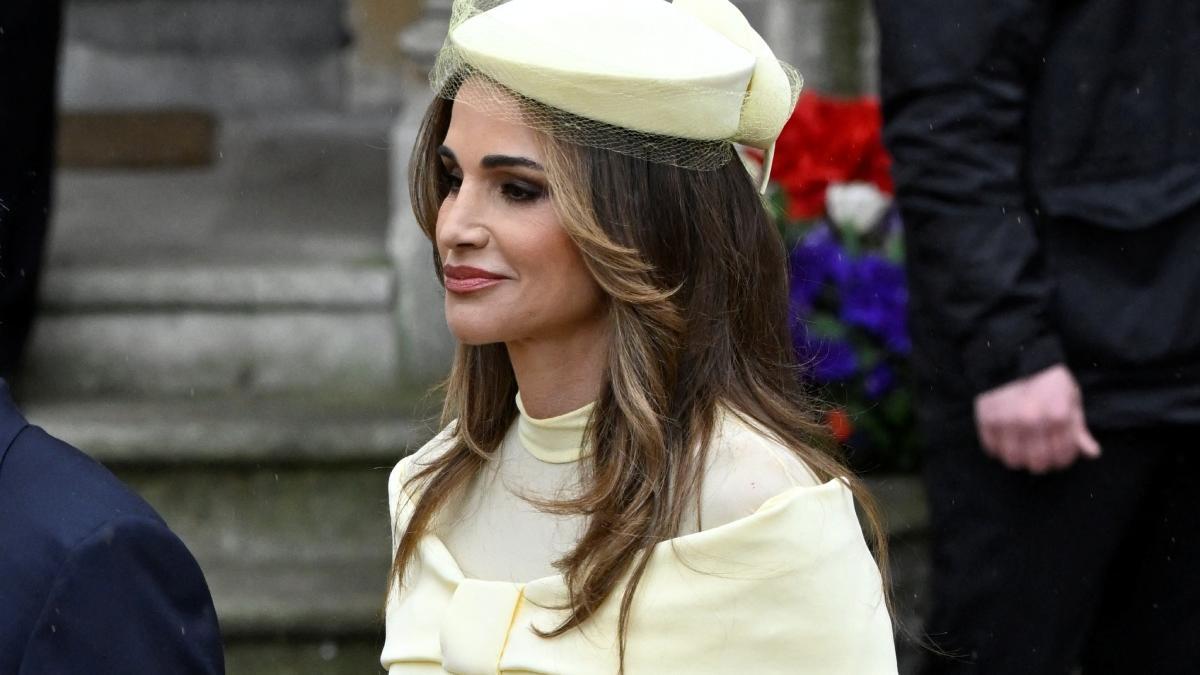 Rania de Jordania o cómo ser la perfecta invitada con el escote más original en la coronación de Carlos III