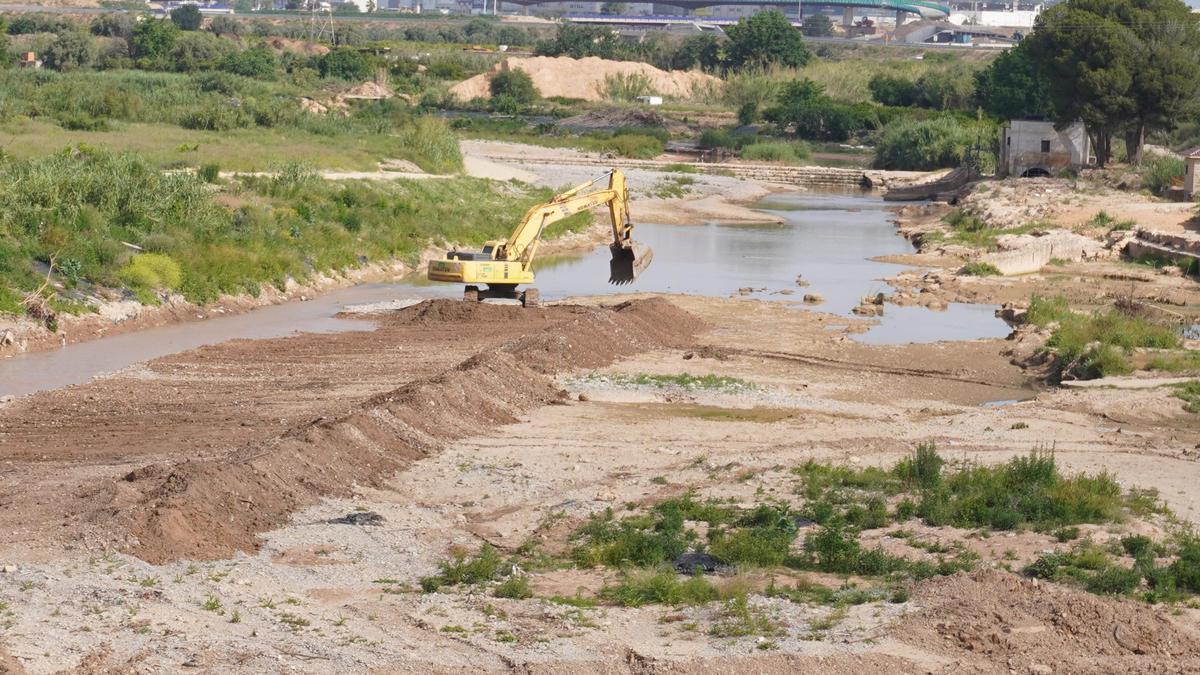 Imagen de las actuaciones de desescombro y limpieza en el cauce del río Turia.
