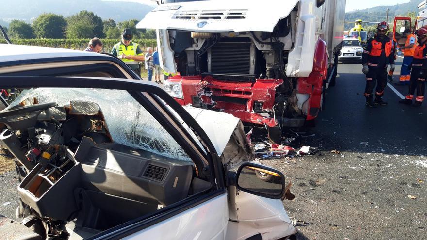 Muere el conductor de un turismo al impactar contra un camión en Ribadavia