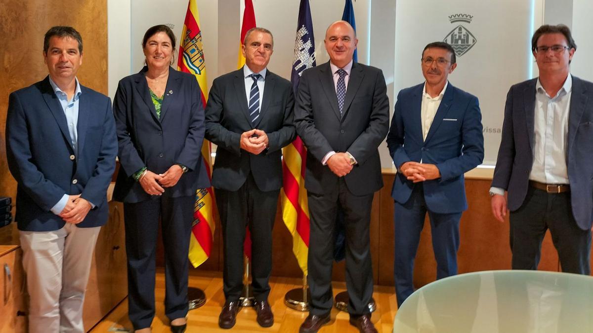 Javier Bonet, Marisol Casado, José Manuel Franco, Vicent Marí, José Hidalgo y Salva Losa, ayer en el Consell de Eivissa. | C.E.