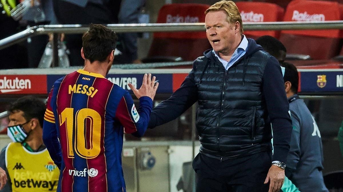 Koeman saluda a Messi al final del partido en el Camp Nou.