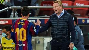 Koeman saluda a Messi al final del partido en el Camp Nou.