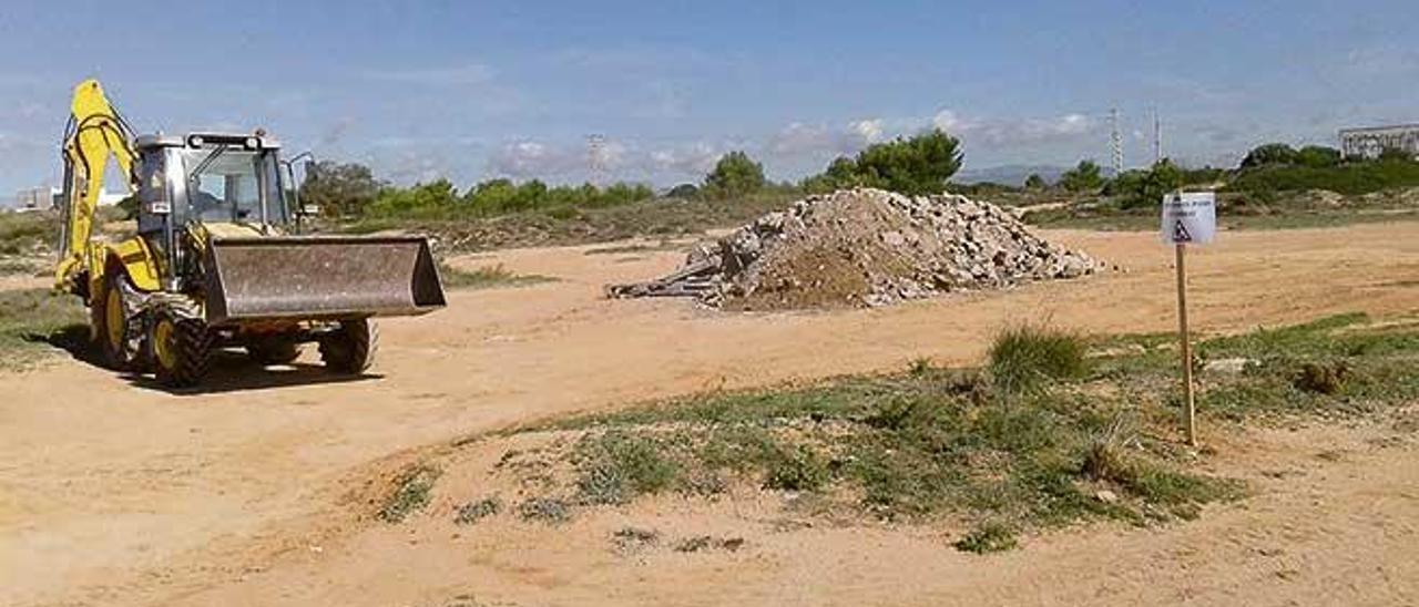 Las máquinas trabajan desenterrando vertederos.