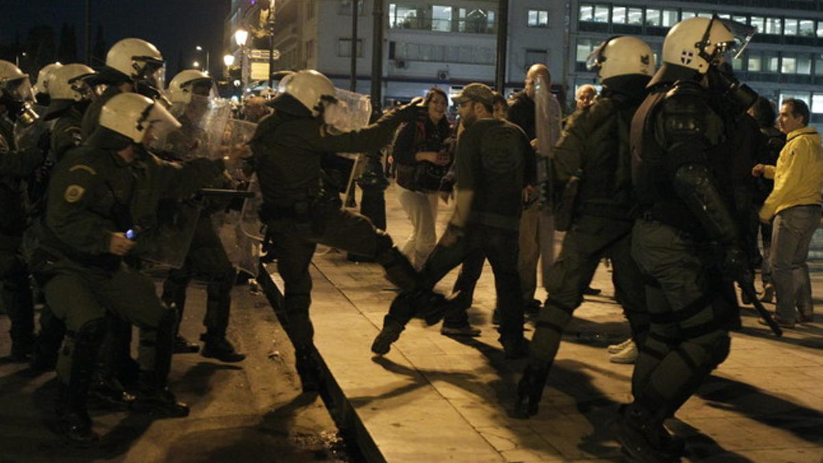 La policía carga contra varios manifestantes, el jueves, durante la manifestación en la plaza Sintagma de Atenas.