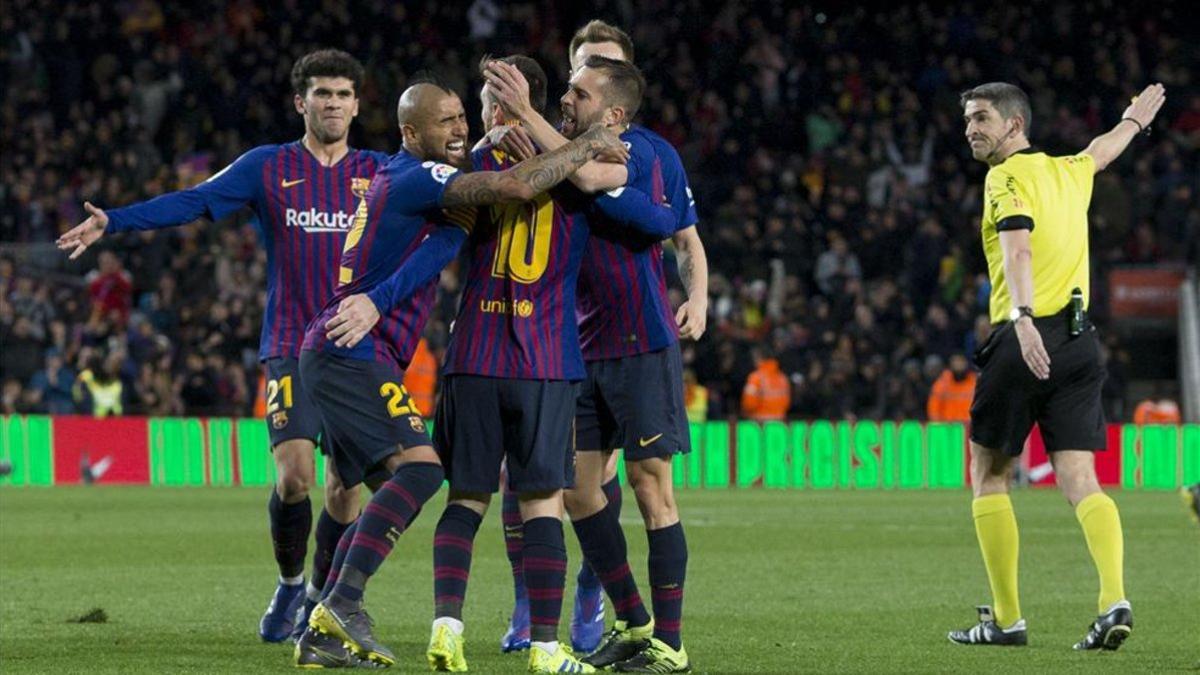Carles Aleñá celebra uno de los goles de Leo Messi