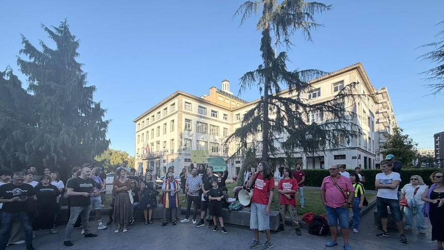 Oviedo arropa a Maricarmen tras su desahucio: "Hoy es ella, mañana serás tú"