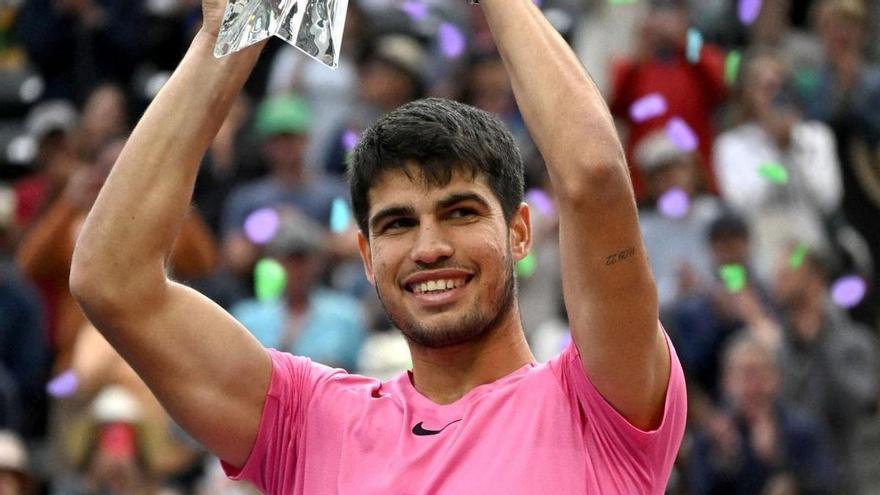 Carlos Alcaraz levanta el trofeo conquistado en Indian Wells. | JAYNE KAMIN-ONCEA