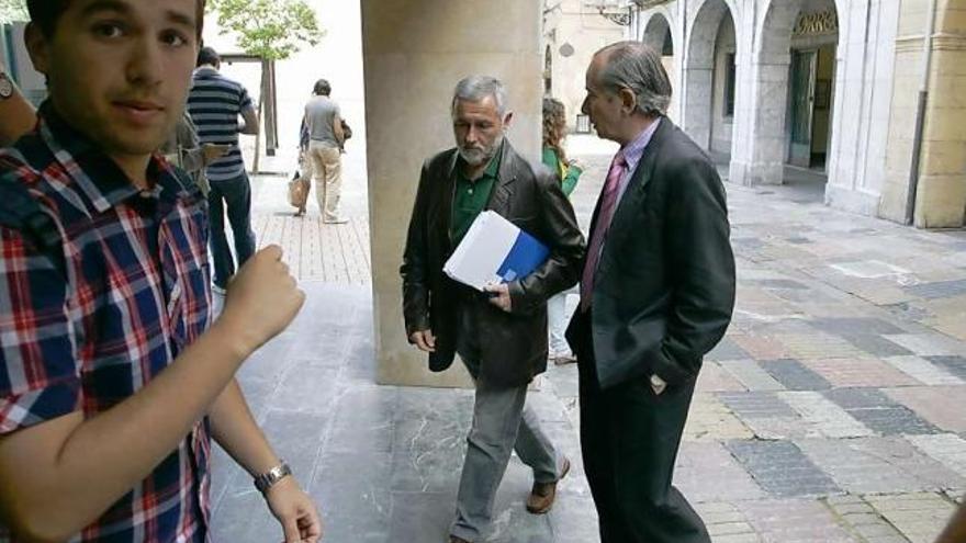 Juan Manuel González-Carbajal y Eloy Calzón, ayer, en el Centro de Servicios Universitarios.