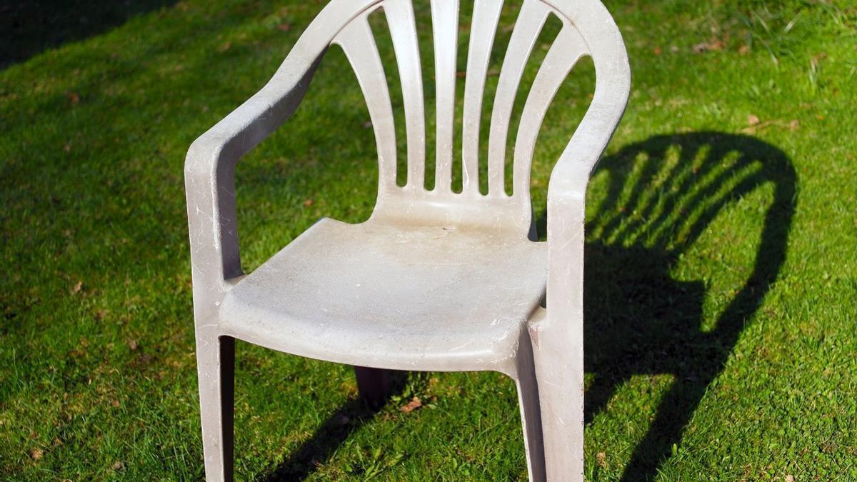 Silla de plástico sucia