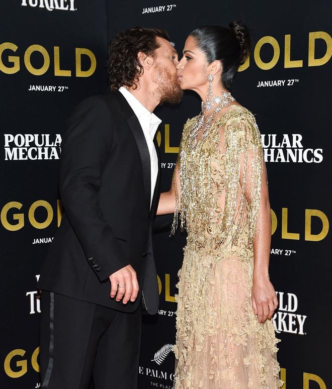 Camila Alves y Matthew McConaughey se besan en el estreno de 'Gold'