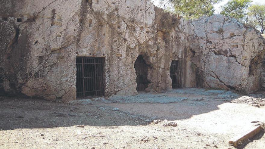 La supuesta cárcel de Sócrates en Atenas. (L)
